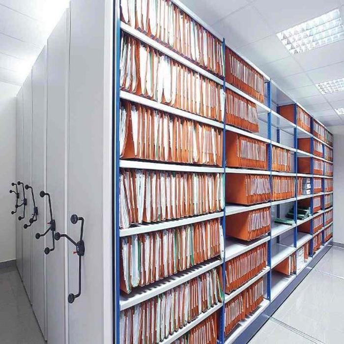 Intervention professionnelle pour le débarras et la manutention de cartons d'archives confidentielles dans des bureaux d'entreprise à Angers (49) par Anjou Débarras