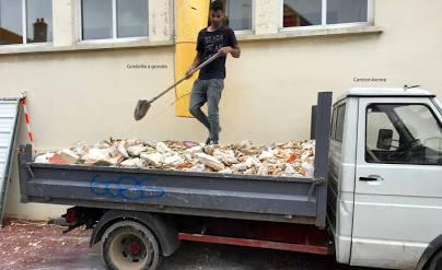 Camion benne pour l'évacuation de gravats en centre-ville de Cholet